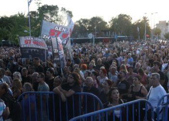 Σύνταγμα: Μολότοφ και χημικά