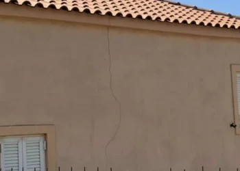 Σεισμός στην Εύβοια: Πάνω από 15 σπίτια με ρωγμές – Η στιγμή που ο σεισμός χτυπά σε εστιατόριο (βίντεο)