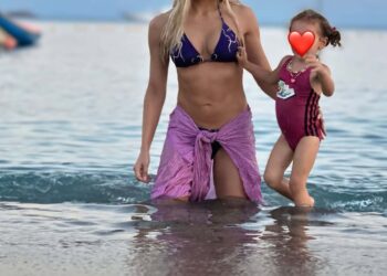 Η Ιωάννα Μαλέσκου με την κόρη της στη θάλασσα