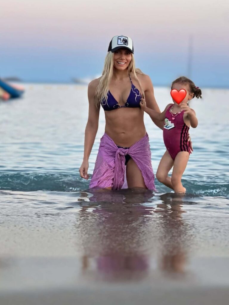 Η Ιωάννα Μαλέσκου με την κόρη της στη θάλασσα