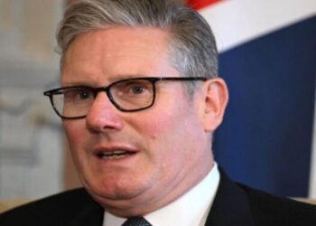 Έκανε και κάτι σωστό ο Στάρμερ στερώντας τη σημαία από την Ακροδεξιά