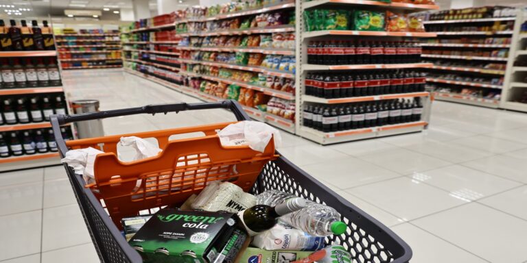 ΕΛΣΤΑΤ: Στα 1.725€ η μέση μηνιαία δαπάνη των νοικοκυριών