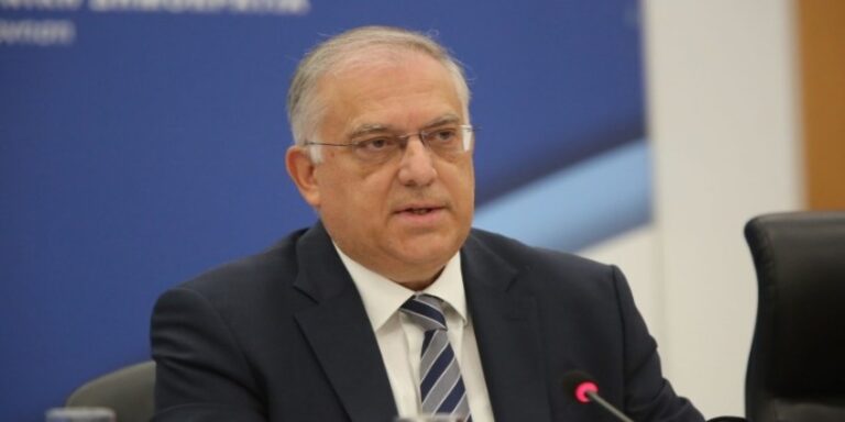 «Το μέσο ελληνικό νοικοκυριό καλύπτει τις ανάγκες του»… πιστεύει ο Τάκης Θεοδωρικάκος (βίντεο)