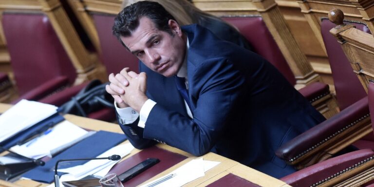 Στο στόχαστρο της αντιπολίτευσης ο Πλεύρης και το νομοσχέδιο για το μεταναστευτικό 