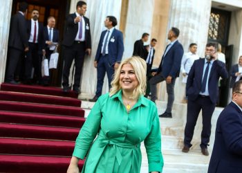 Η «πράσινη» Ράνια που βρέθηκε στην ομιλία Μητσοτάκη στην ΔΕΘ