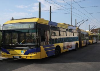 Τροχαίο στη λεωφόρο Αμαλίας: Καλώδιο τρόλεϊ έπεσε σε αυτοκίνητο και μηχανή