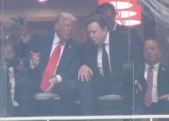 Δεκάδες χιλιάδες στην επιμνημόσυνη δέηση για τον Τσάρλι Κερκ – Μαζί Ντόναλντ Τραμπ και Ίλον Μασκ στην κηδεία