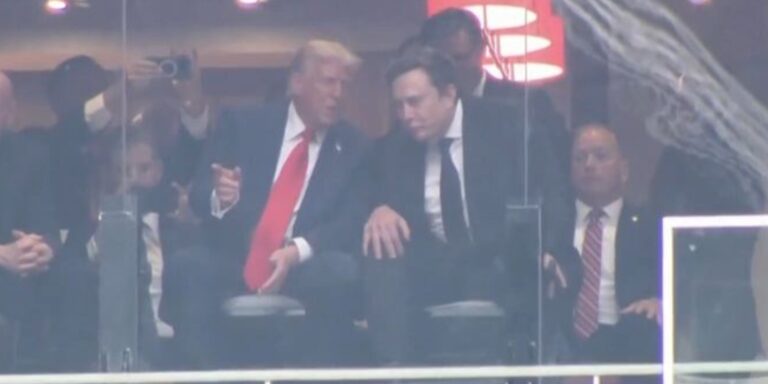 Δεκάδες χιλιάδες στην επιμνημόσυνη δέηση για τον Τσάρλι Κερκ – Μαζί Ντόναλντ Τραμπ και Ίλον Μασκ στην κηδεία