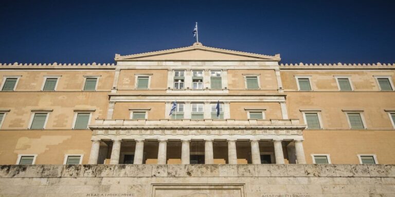 Ρεπορτάζ κομμωτηρίου: Οι… τρίχες της Βουλής που έκαναν θραύση  