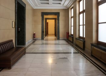 Το εσωτερικό της Βουλής κοντά στο κυλικείο