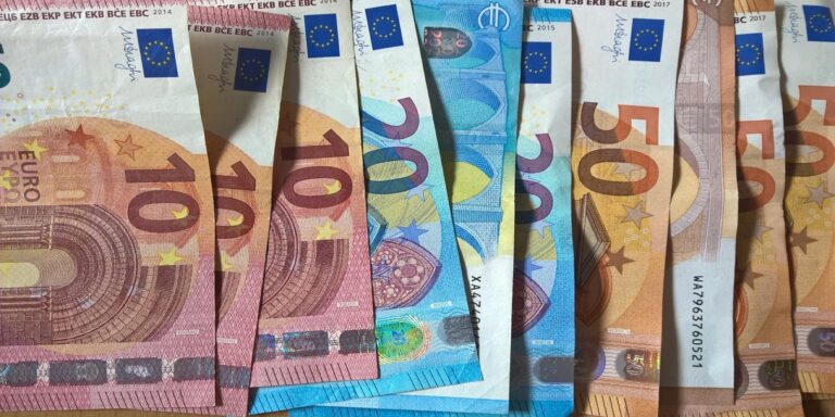 Υπερπλεόνασμα ακρίβειας: Πώς η κυβέρνηση παίζει μονότερμα με την τσέπη μας