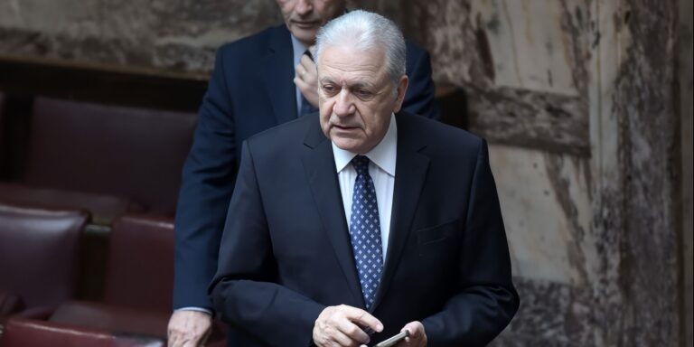 Παρέμβαση Αβραμόπουλου για μπλόκα: «Οι αγρότες δεν είναι αντίπαλοι»