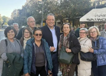 Παρέλαση με ήλιο, χειραψίες και υπονοούμενα