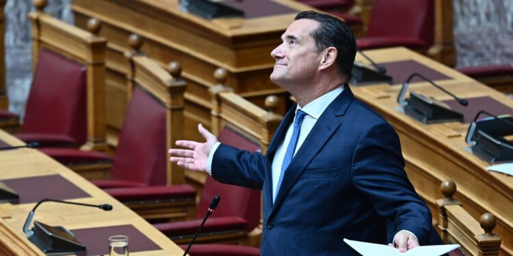 Σφοδρή σύγκρουση Πέτης Πέρκα με Άδωνι – Απίστευτες ατάκες του υπουργού για «selfies» και «κρουαζιέρα»