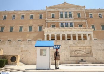 Μνημείο Αγνωστου Στρατιώτη: Τα μαζεύει η κυβέρνηση για τον στρατό στο Σύνταγμα