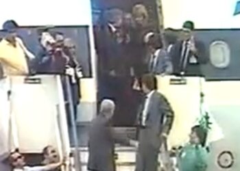 22 Οκτώβρη 1988: Η επιστροφή του Ανδρέα Παπανδρέου από το Χέρφιλντ και το εμβληματικό νεύμα στη Δήμητρα Λιάνη