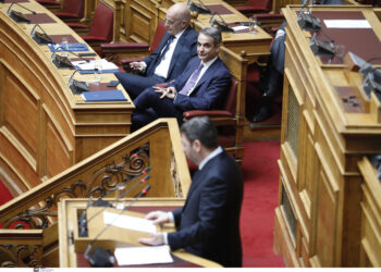 Διμέτωπος Ανδρουλάκη κατά Μητσοτάκη και Τσίπρα