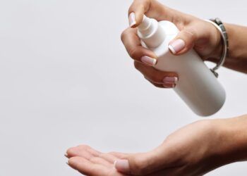 Φόβοι για επιπτώσεις στην υγεία από τα απολυμαντικά χεριών: Η ΕΕ εξετάζει την απαγόρευση της αιθανόλης