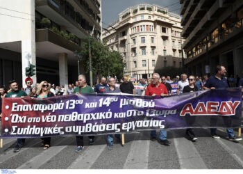 «Δεν θα τους αφήσουμε να πάνε τη ζωή μας… τρένο»: Ολοκληρώθηκαν οι απεργιακές συγκεντρώσεις και πορείες για το 13ωρο