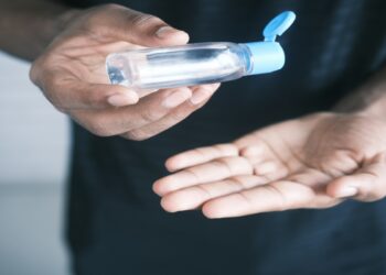 Γιατί η ΕΕ εξετάζει την απαγόρευση αλκοολούχων απολυμαντικών;