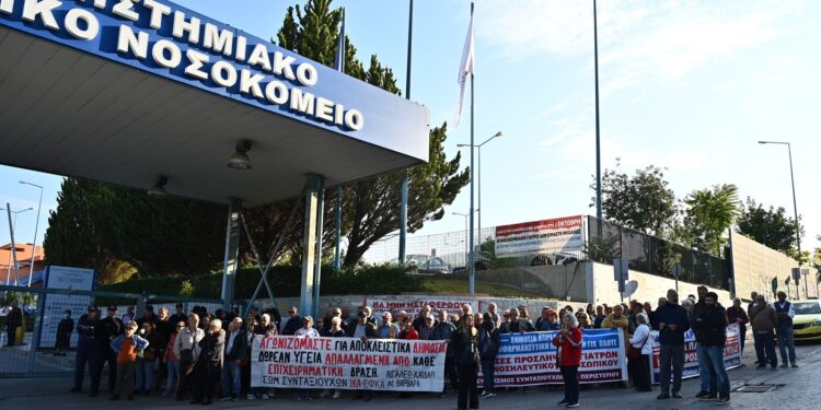 Ένταση στο νοσοκομείο «Αττικόν»: Τα ΜΑΤ δεν άφησαν γιατρούς και νοσηλευτές να πλησιάσουν στη φιέστα Μητσοτάκη – Γεωργιάδη