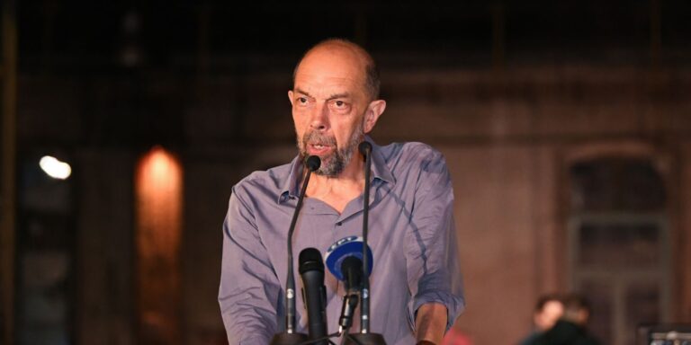 Νίκος Μπελαβίλας για την πλατεία Συντάγματος: «Το συλλογικό βήμα της Δημοκρατίας»