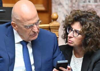 Στο «στόχαστρο» της αντιπολίτευσης η απουσία Δένδια – «Διάταξη θα έχετε, υπουργό να την εφαρμόσει;»