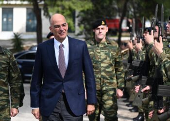 Ο άφαντος υπουργός του Άγνωστου Στρατιώτη: Ο Δένδιας… στο εργοστάσιο, όχι στη Βουλή