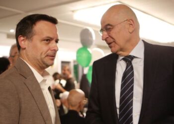 Δένδιας και Δούκας σε ανοιχτή αντιπαράθεση για την καθαριότητα του Μνημείου του Άγνωστου Στρατιώτη