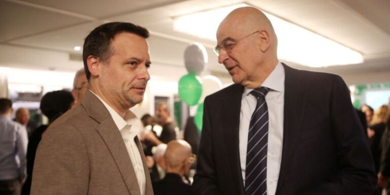 Δένδιας και Δούκας σε ανοιχτή αντιπαράθεση για την καθαριότητα του Μνημείου του Άγνωστου Στρατιώτη