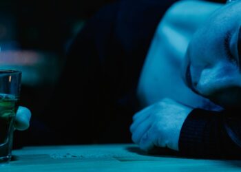 Πίνουμε από μικροί κι ύστερα ψάχνουμε γιατί μεγαλώσαμε λάθος