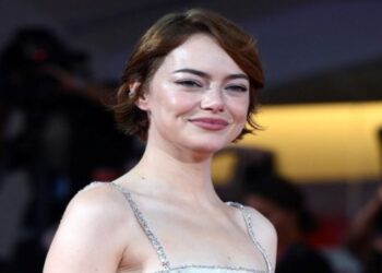 Η Έμα Στόουν έλαμψε στην πρεμιέρα της ταινίας «Bugonia» στη Νέα Υόρκη