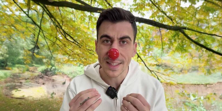 Ο ευρωβουλευτής Φειδίας με μύτη… κλόουν εξήγγειλε κόμμα!