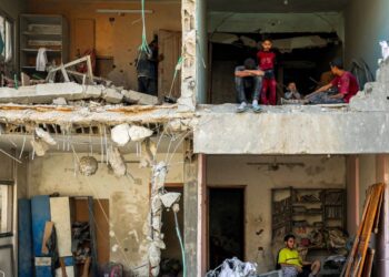 «Περιμένουμε να πεθάνουμε αργά»: Το συγκλονιστικό ημερολόγιο του Καρίμ από τη Γάζα