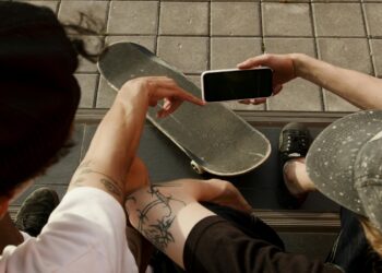 Η Gen Z ζει την απόρριψη: Με πτυχία, χρέη και χωρίς δουλειά