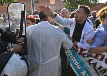 Ξύλο και χημικά στους γιατρούς του «Αττικόν» για να βγει η φιέστα Μητσοτάκη – Γεωργιάδη