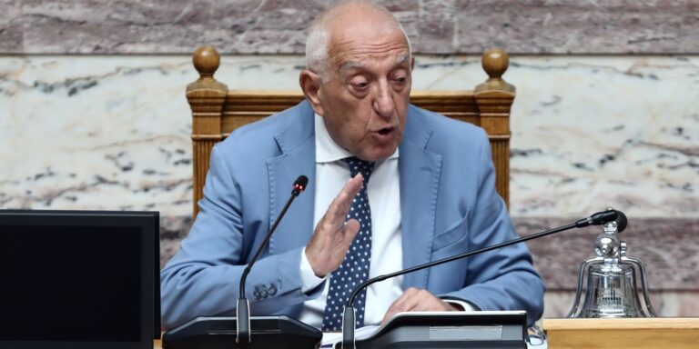 Ο Κακλαμάνης θέλει να καταργήσει την αναμετάδοση των εξεταστικών – Αντιδρά η αντιπολίτευση (βίντεο)