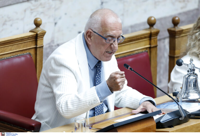 Βουλή: Υπερψηφίστηκε ο “κόφτης” για τις ομιλίες των βουλευτών