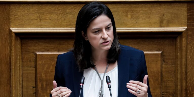 Ξεσηκωμός για το εργασιακό: Κατατέθηκε νύχτα το νομοσχέδιο για 13ωρη εργασία, θύελλα αντιδράσεων