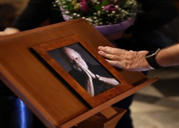 Με δάκρυα, τραγούδια και λουλούδια: Το τελευταίο «αντίο» στον Διονύση Σαββόπουλο