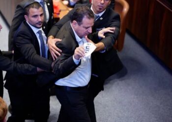 «Ψεύτικη η γιορτή» στην Κνεσέτ – Τι λέει ο βουλευτής που διέκοψε την ομιλία Τραμπ και εκδιώχθηκε