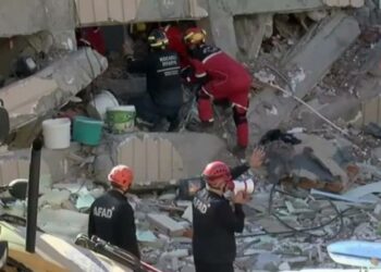 Κωνσταντινούπολη: Ανασύρθηκαν νεκρά δύο παιδιά από τα συντρίμμια του κτιρίου