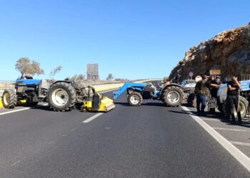 Κρήτη: Νέα μπλόκα από αγρότες και κτηνοτρόφους – Κλειστός ο ΒΟΑΚ στον Καρτερό