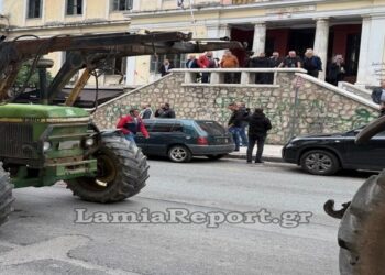 Λαμία: Βγήκαν με τρακτέρ στα δικαστήρια αγρότες και κτηνοτρόφοι