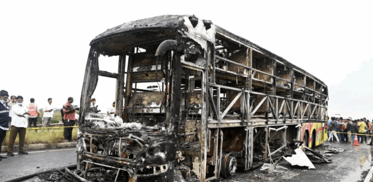 Ινδία: Φλεγόμενο λεωφορείο αφήνει 25 νεκρούς