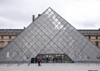 Άνοιξε ξανά το Μουσείο του Λούβρου μετά την «κλοπή του αιώνα»