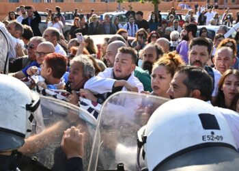 Ένταση στο νοσοκομείο «Αττικόν»: Τα ΜΑΤ δεν άφησαν γιατρούς και νοσηλευτές να πλησιάσουν στη φιέστα Μητσοτάκη – Γεωργιάδη