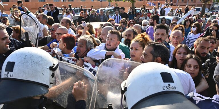 Ένταση στο νοσοκομείο «Αττικόν»: Τα ΜΑΤ δεν άφησαν γιατρούς και νοσηλευτές να πλησιάσουν στη φιέστα Μητσοτάκη – Γεωργιάδη