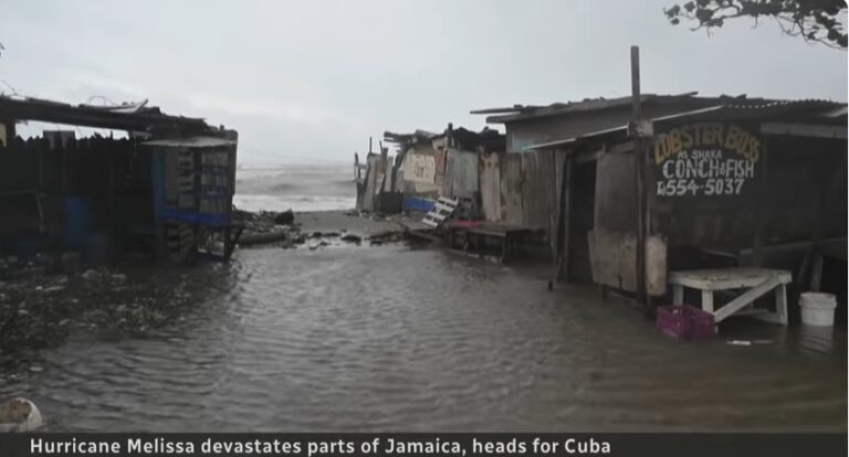 Τυφώνας Μελίσσα: Άνθρωποι και πόλεις «θάφτηκαν» κάτω από το νερό (βίντεο)