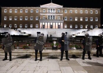 Βαθαίνει η κόντρα για τον Άγνωστο Στρατιώτη: Ο Δούκας στα δικαστήρια – Κυβερνητική σύγχυση και ιδιωτικοποίηση της καθαριότητας